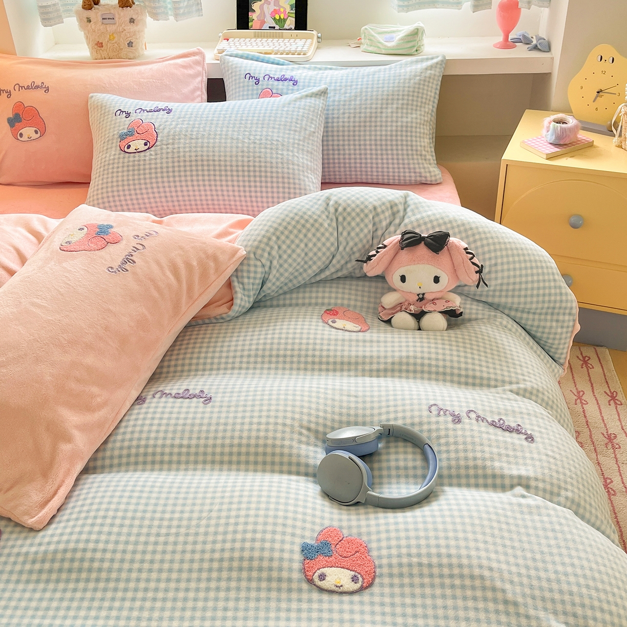 91家纺网 家纺一手货源 找家纺 金爱家 2025新款A类三丽鸥授权毛巾绣混搭少女加厚牛奶绒系列四件套 绒毛巾绣-草莓美乐蒂蓝粉