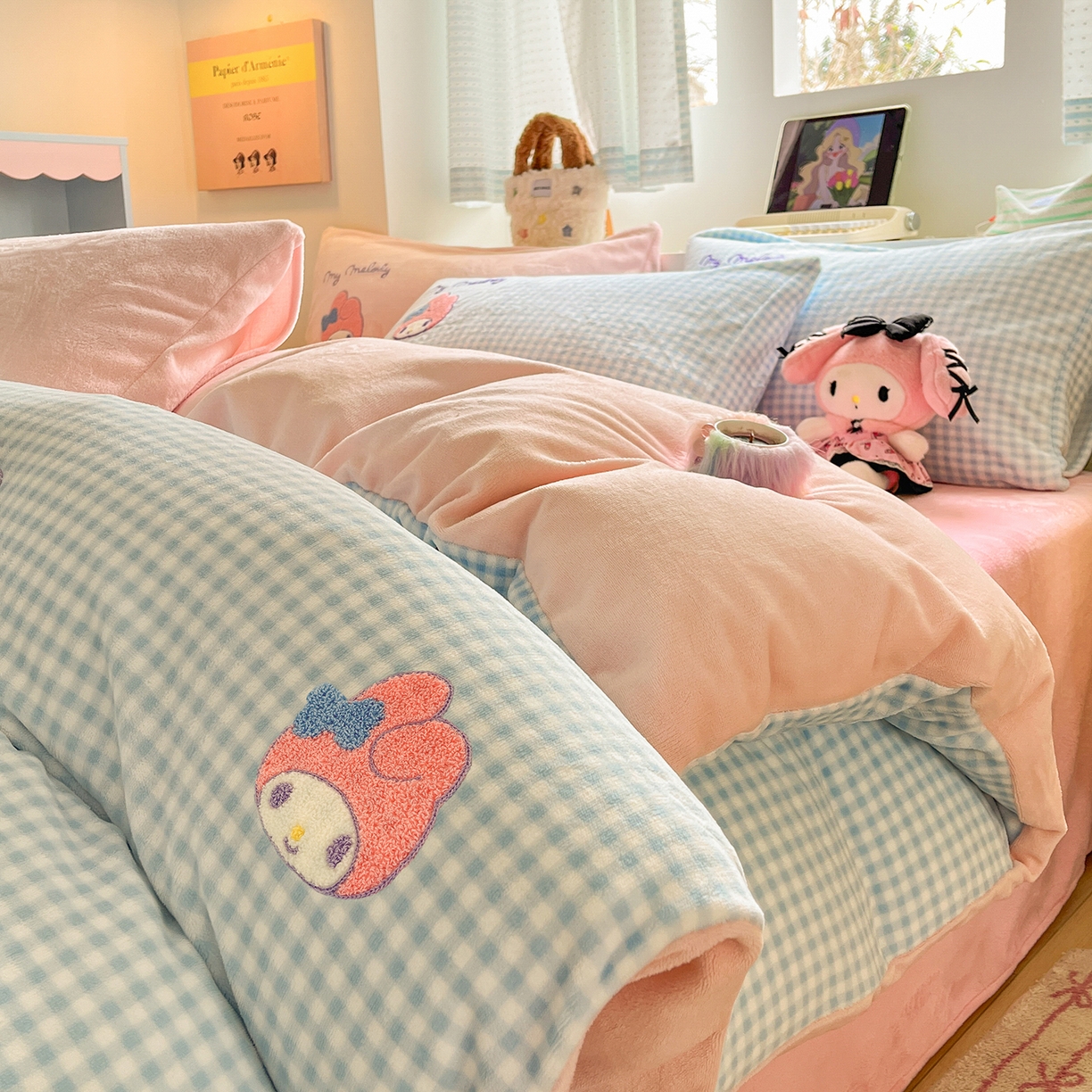 91家纺网 家纺一手货源 找家纺 金爱家 2025新款A类三丽鸥授权毛巾绣混搭少女加厚牛奶绒系列四件套 绒毛巾绣-草莓美乐蒂蓝粉