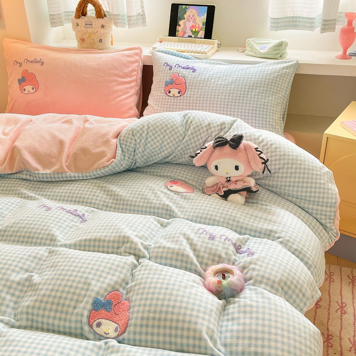 91家纺网 家纺一手货源 找家纺 金爱家 2025新款A类三丽鸥授权毛巾绣混搭少女加厚牛奶绒系列四件套 绒毛巾绣-草莓美乐蒂蓝粉