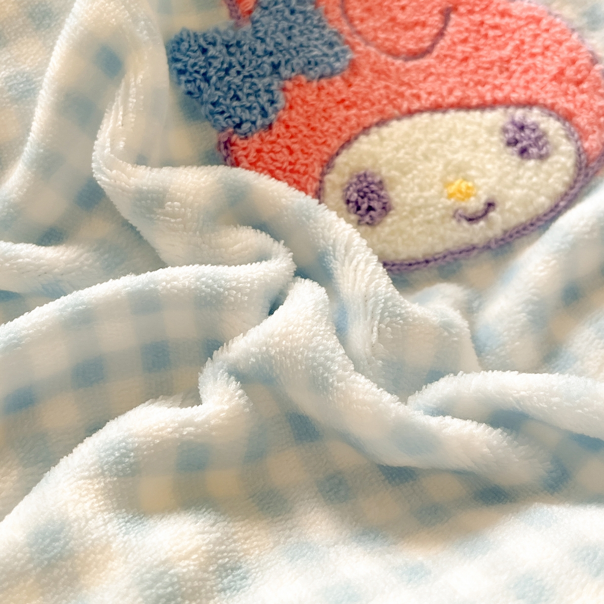 91家纺网 家纺一手货源 找家纺 金爱家 2025新款A类三丽鸥授权毛巾绣混搭少女加厚牛奶绒系列四件套 绒毛巾绣-草莓美乐蒂蓝粉