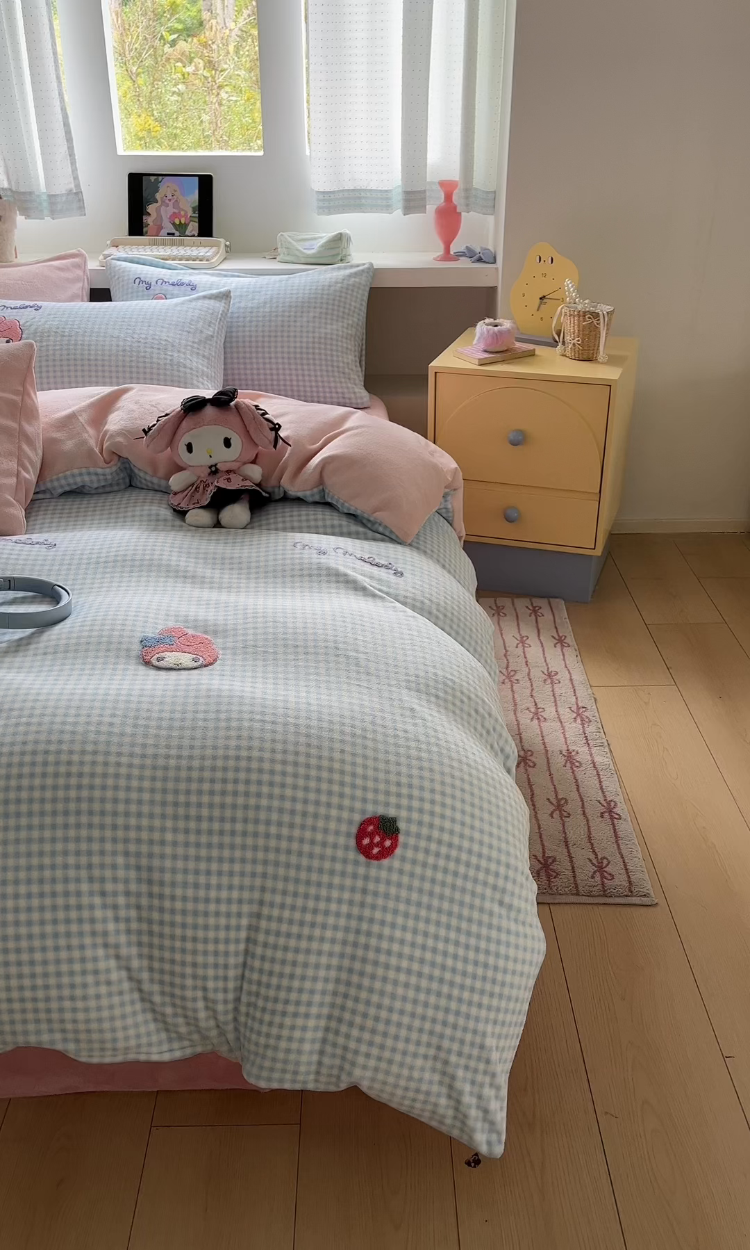 91家纺网 家纺一手货源 找家纺 金爱家 2025新款A类三丽鸥授权毛巾绣混搭少女加厚牛奶绒系列四件套 绒毛巾绣-草莓美乐蒂蓝粉