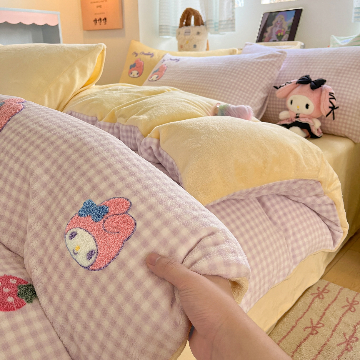 金爱家 2025新款A类三丽鸥授权毛巾绣混搭少女加厚牛奶绒系列四件套 绒毛巾绣-草莓美乐蒂紫黄