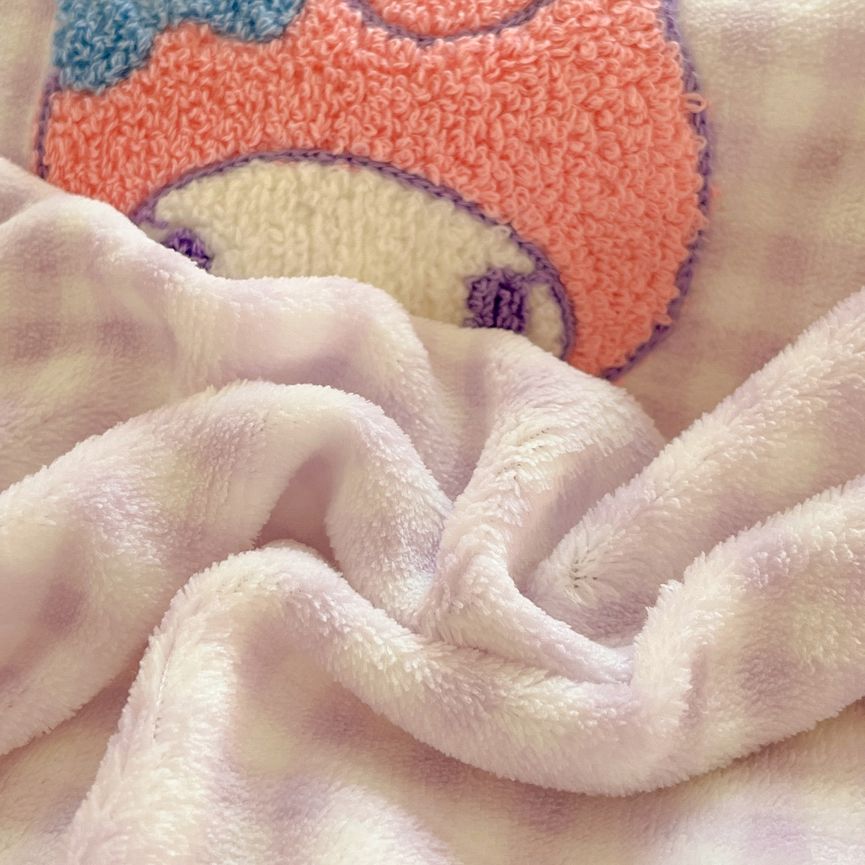 91家纺网 家纺一手货源 找家纺 金爱家 2025新款A类三丽鸥授权毛巾绣混搭少女加厚牛奶绒系列四件套 绒毛巾绣-草莓美乐蒂紫黄