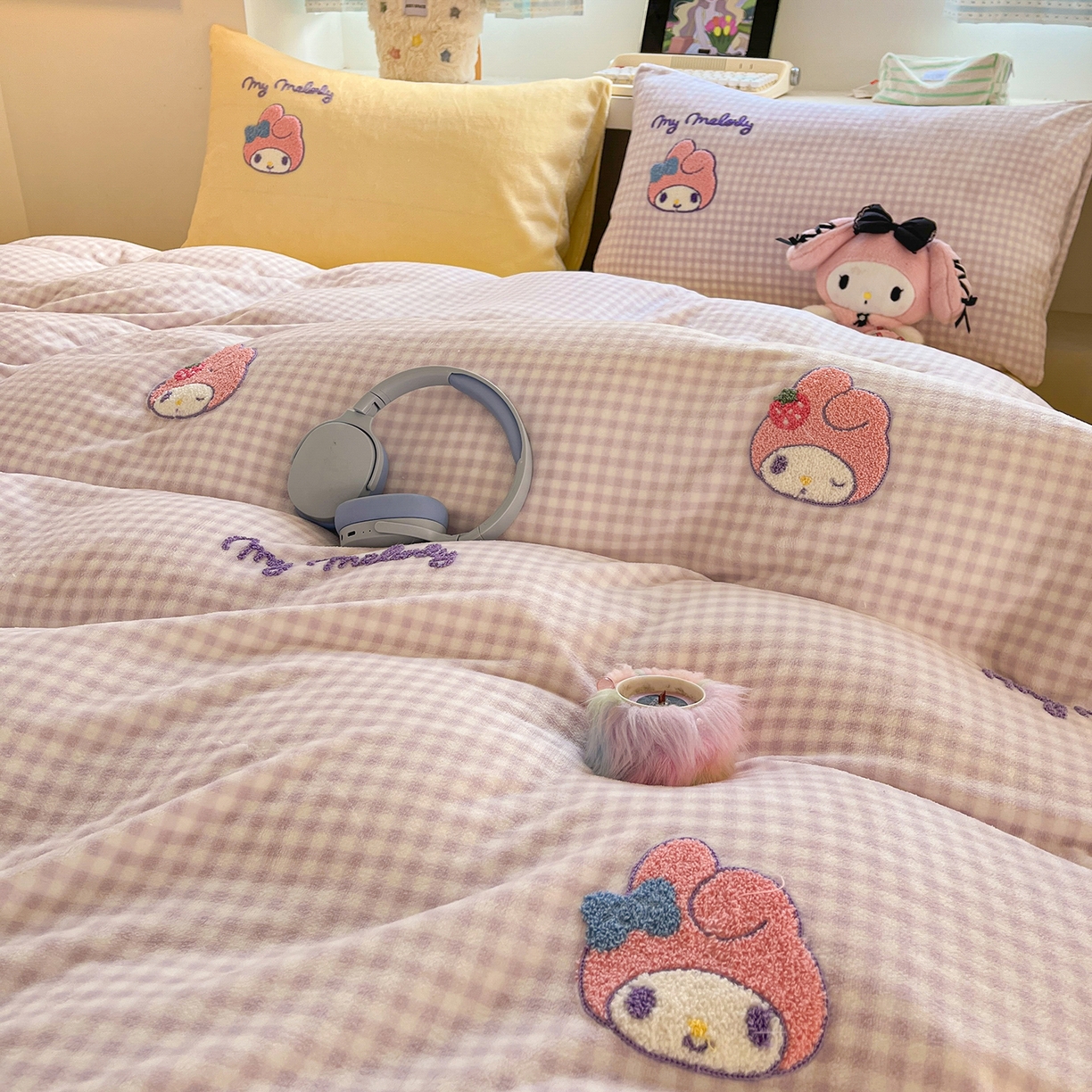 91家纺网 家纺一手货源 找家纺 金爱家 2025新款A类三丽鸥授权毛巾绣混搭少女加厚牛奶绒系列四件套 绒毛巾绣-草莓美乐蒂紫黄