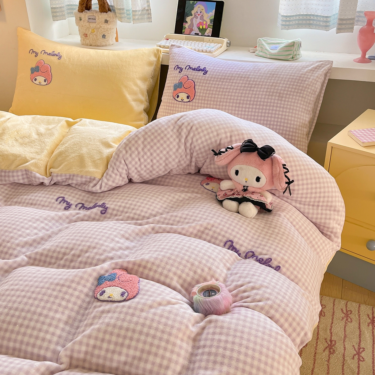 91家纺网 家纺一手货源 找家纺 金爱家 2025新款A类三丽鸥授权毛巾绣混搭少女加厚牛奶绒系列四件套 绒毛巾绣-草莓美乐蒂紫黄