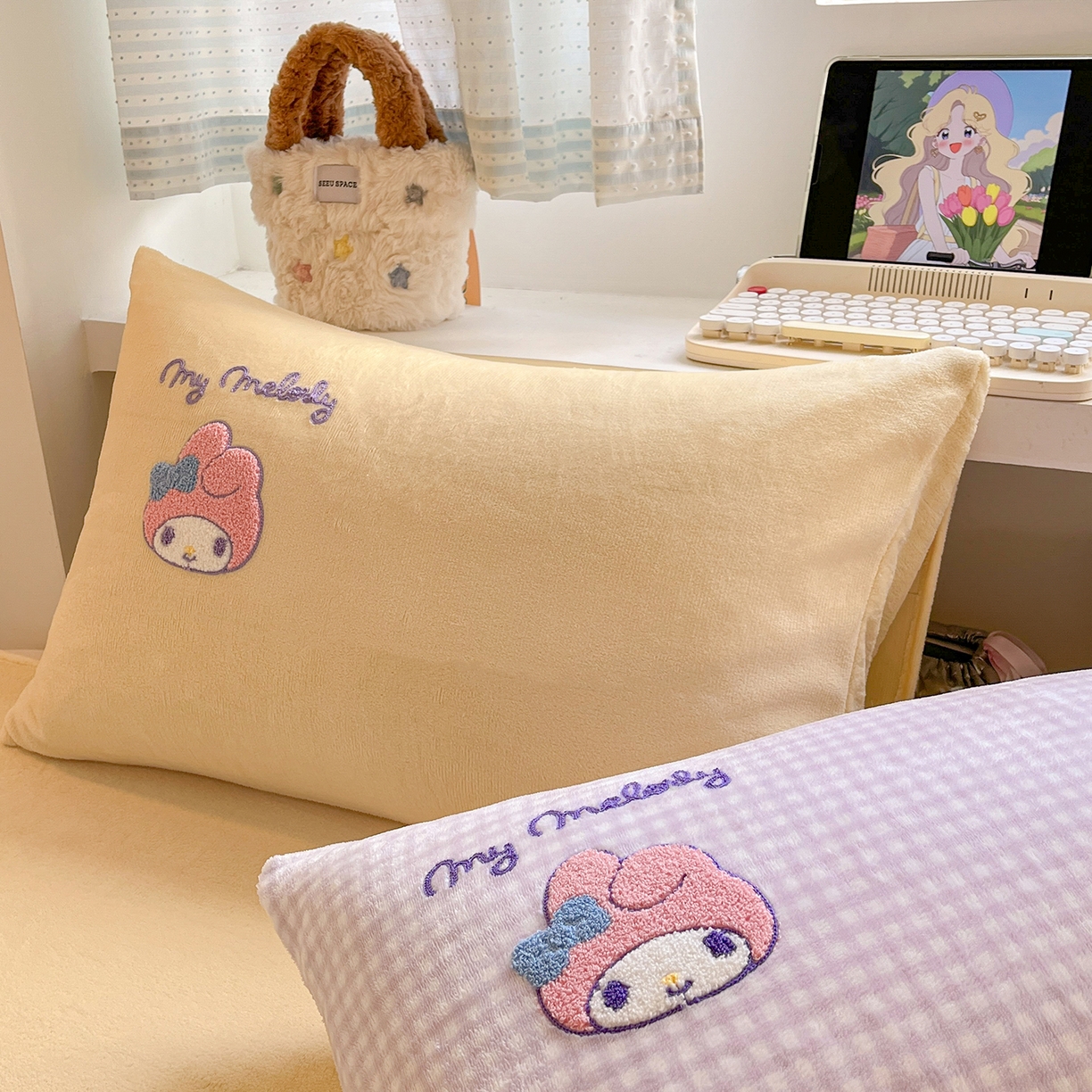 91家纺网 家纺一手货源 找家纺 金爱家 2025新款A类三丽鸥授权毛巾绣混搭少女加厚牛奶绒系列四件套 绒毛巾绣-草莓美乐蒂紫黄