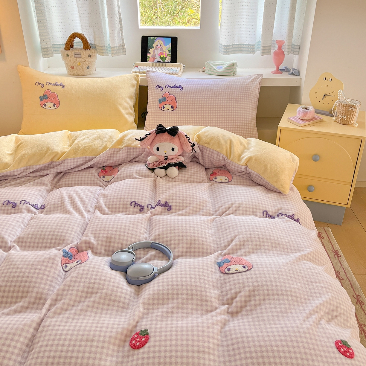 91家纺网 家纺一手货源 找家纺 金爱家 2025新款A类三丽鸥授权毛巾绣混搭少女加厚牛奶绒系列四件套 绒毛巾绣-草莓美乐蒂紫黄