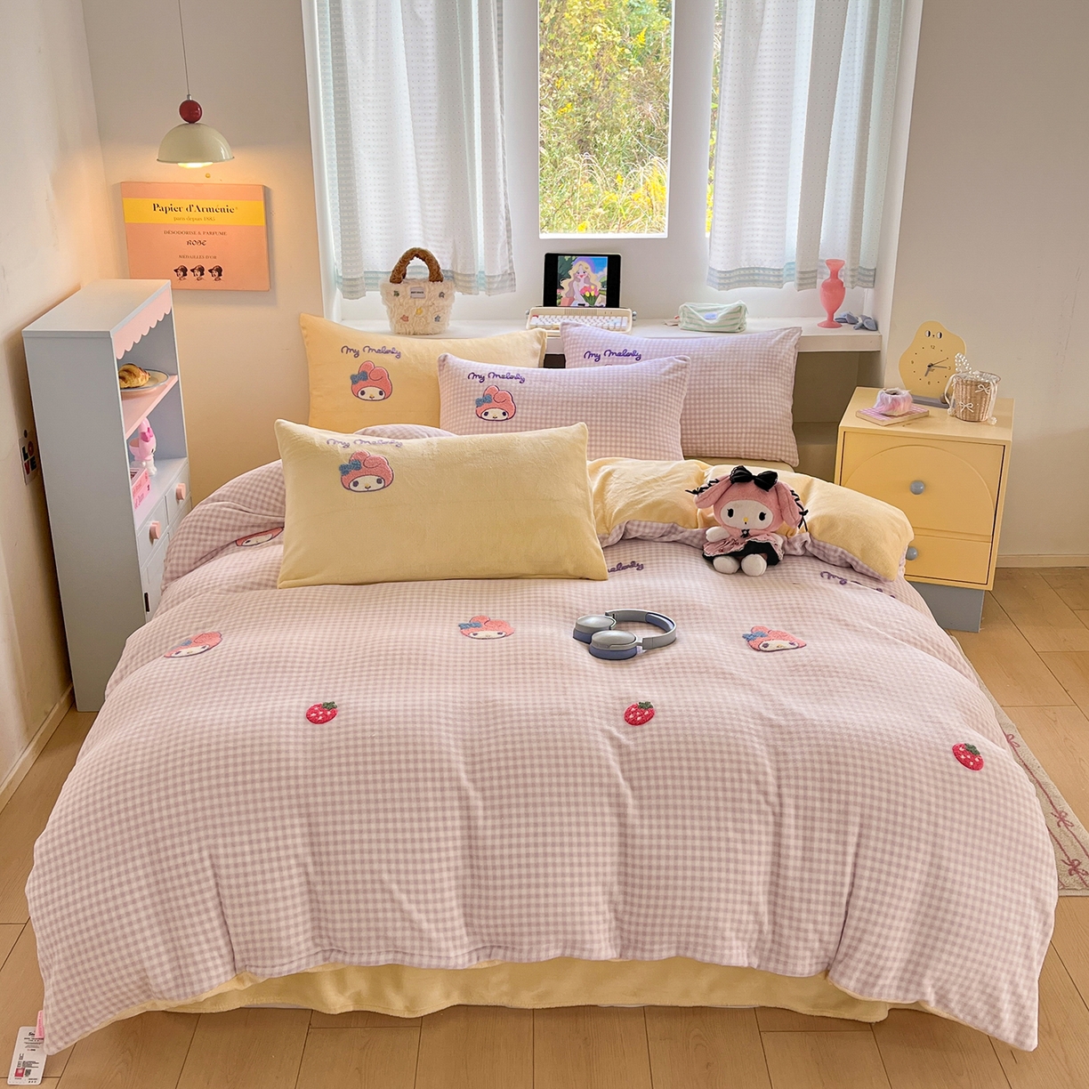 91家纺网 家纺一手货源 找家纺 金爱家 2025新款A类三丽鸥授权毛巾绣混搭少女加厚牛奶绒系列四件套 绒毛巾绣-草莓美乐蒂紫黄