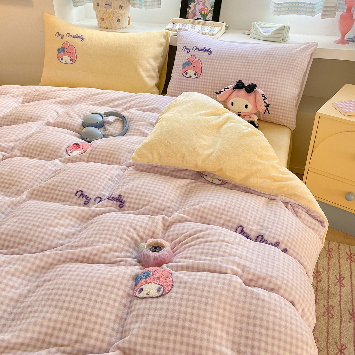 91家纺网 家纺一手货源 找家纺 金爱家 2025新款A类三丽鸥授权毛巾绣混搭少女加厚牛奶绒系列四件套 绒毛巾绣-草莓美乐蒂紫黄