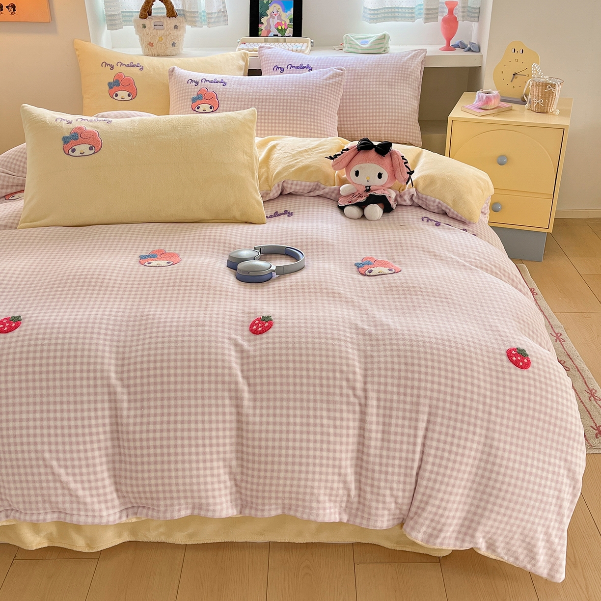 91家纺网 家纺一手货源 找家纺 金爱家 2025新款A类三丽鸥授权毛巾绣混搭少女加厚牛奶绒系列四件套 绒毛巾绣-草莓美乐蒂紫黄