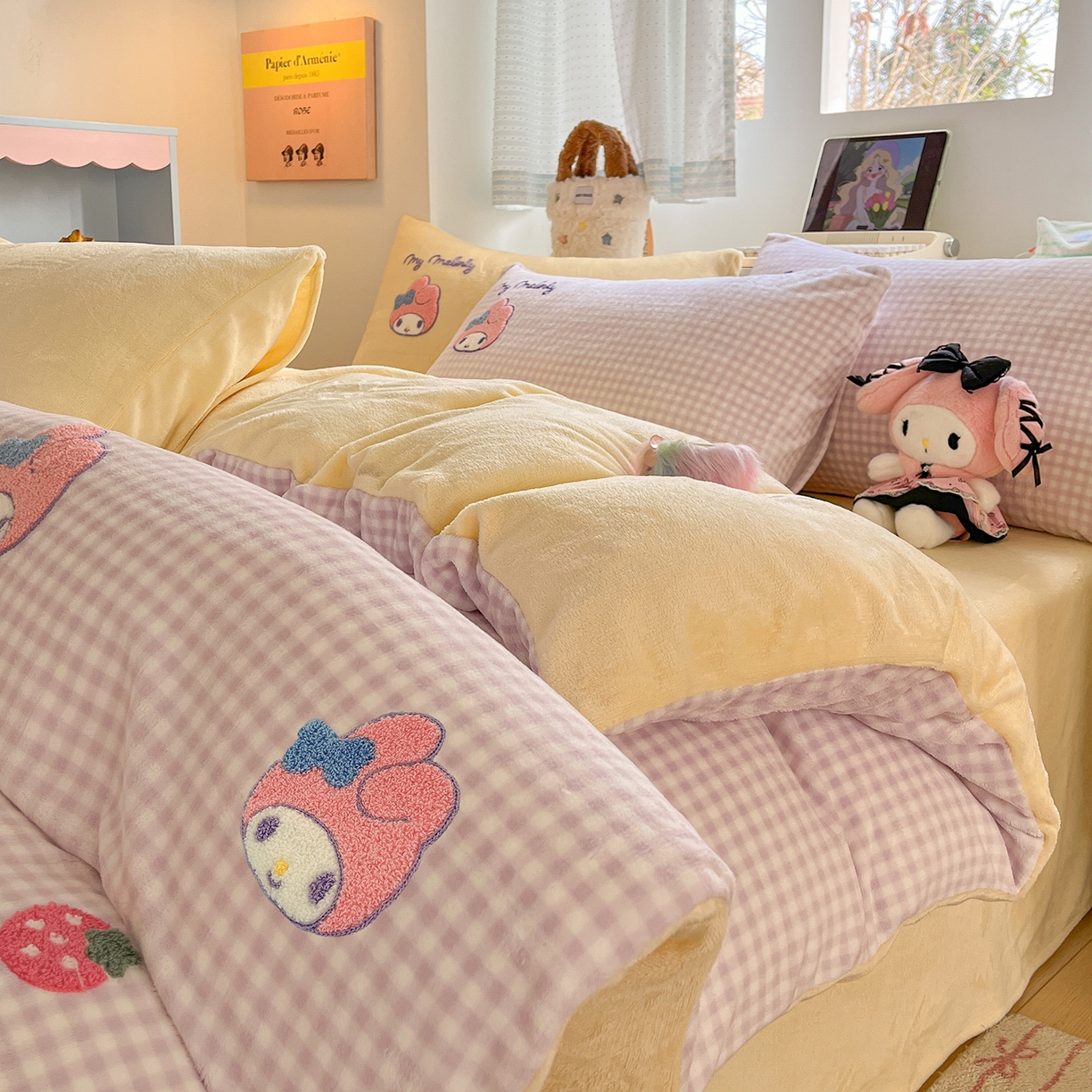 91家纺网 家纺一手货源 找家纺 金爱家 2025新款A类三丽鸥授权毛巾绣混搭少女加厚牛奶绒系列四件套 绒毛巾绣-草莓美乐蒂紫黄