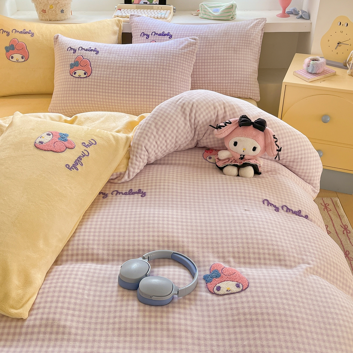 91家纺网 家纺一手货源 找家纺 金爱家 2025新款A类三丽鸥授权毛巾绣混搭少女加厚牛奶绒系列四件套 绒毛巾绣-草莓美乐蒂紫黄