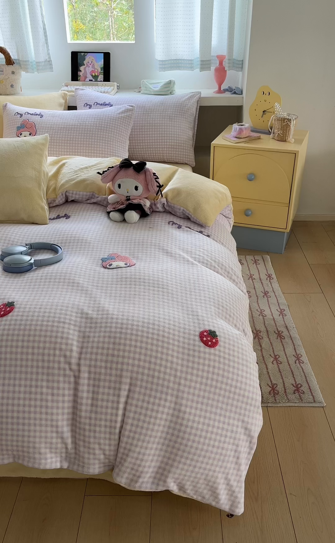 91家纺网 家纺一手货源 找家纺 金爱家 2025新款A类三丽鸥授权毛巾绣混搭少女加厚牛奶绒系列四件套 绒毛巾绣-草莓美乐蒂紫黄