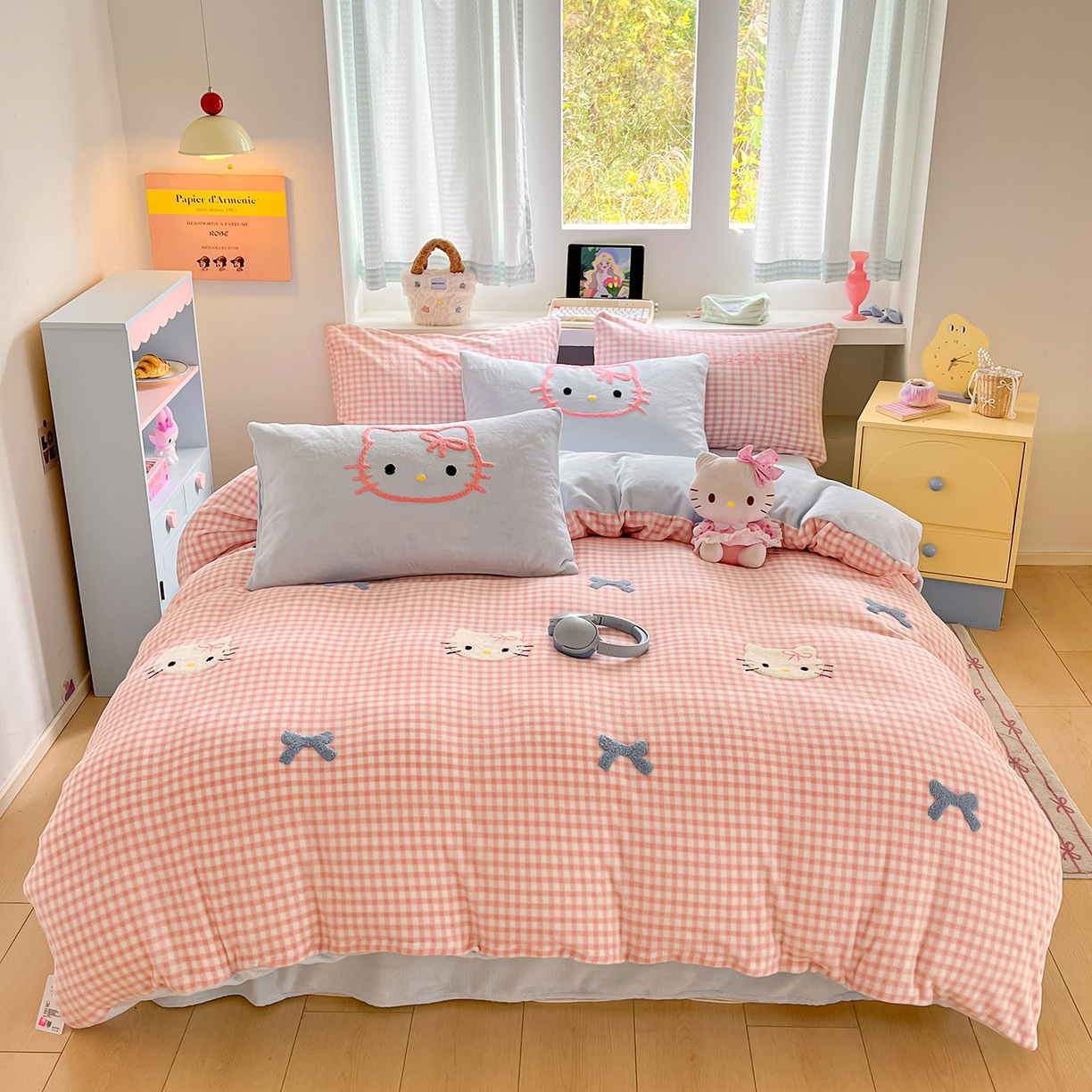 91家纺网 家纺一手货源 找家纺 金爱家 2025新款A类三丽鸥授权毛巾绣混搭少女加厚牛奶绒系列四件套 绒毛巾绣-蝴蝶结KT粉蓝