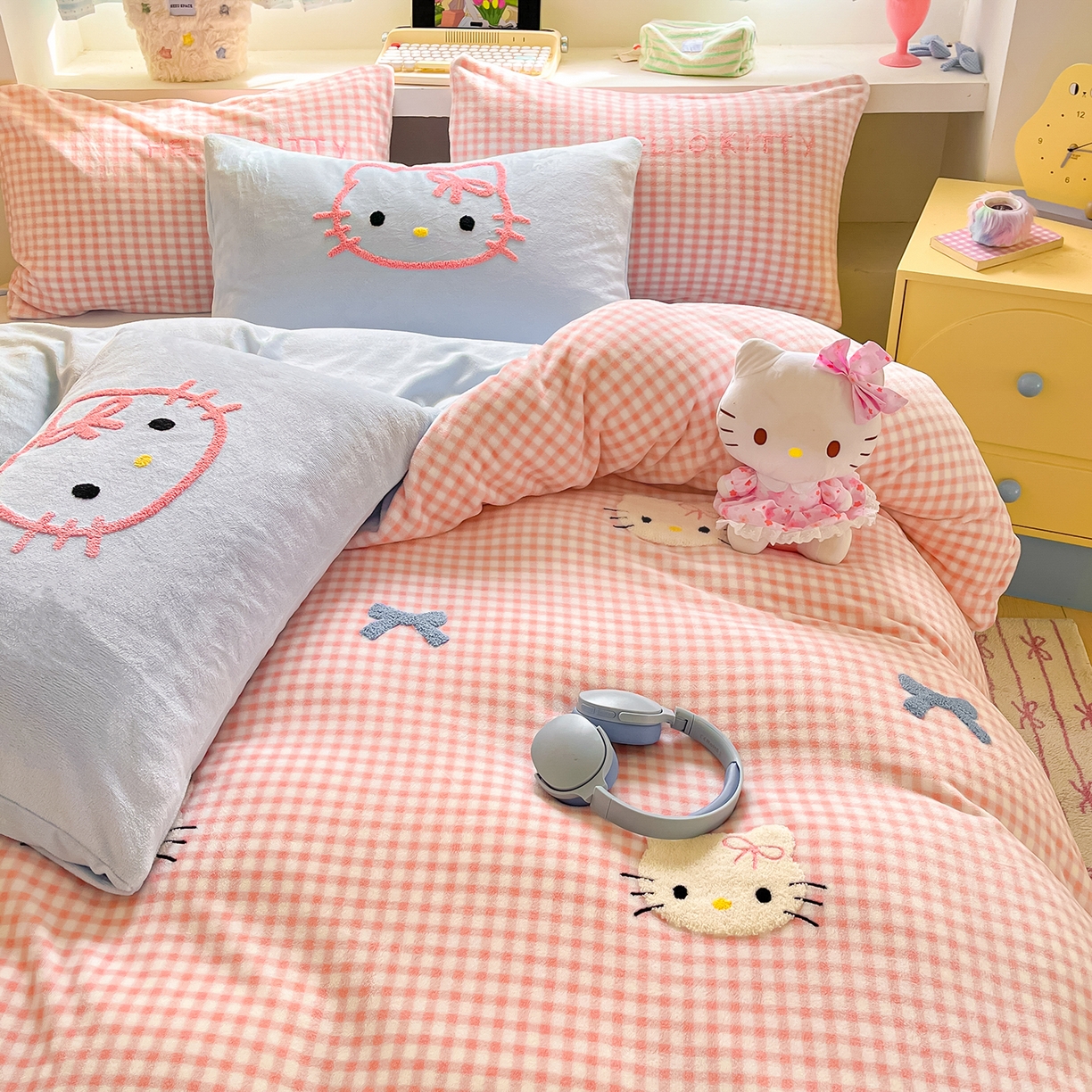 91家纺网 家纺一手货源 找家纺 金爱家 2025新款A类三丽鸥授权毛巾绣混搭少女加厚牛奶绒系列四件套 绒毛巾绣-蝴蝶结KT粉蓝