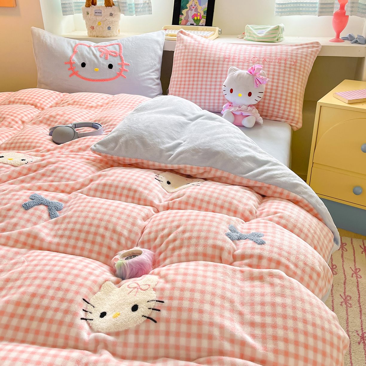 91家纺网 家纺一手货源 找家纺 金爱家 2025新款A类三丽鸥授权毛巾绣混搭少女加厚牛奶绒系列四件套 绒毛巾绣-蝴蝶结KT粉蓝