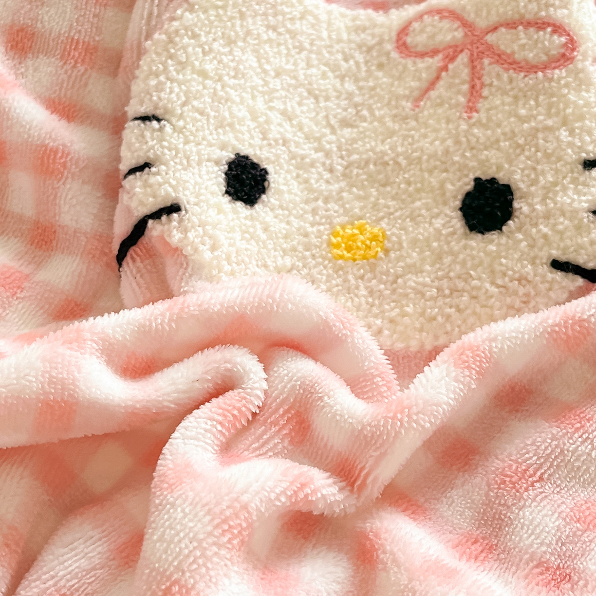 91家纺网 家纺一手货源 找家纺 金爱家 2025新款A类三丽鸥授权毛巾绣混搭少女加厚牛奶绒系列四件套 绒毛巾绣-蝴蝶结KT粉蓝