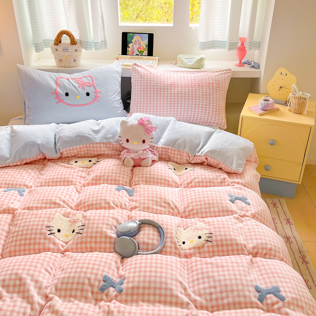 91家纺网 家纺一手货源 找家纺 金爱家 2025新款A类三丽鸥授权毛巾绣混搭少女加厚牛奶绒系列四件套 绒毛巾绣-蝴蝶结KT粉蓝