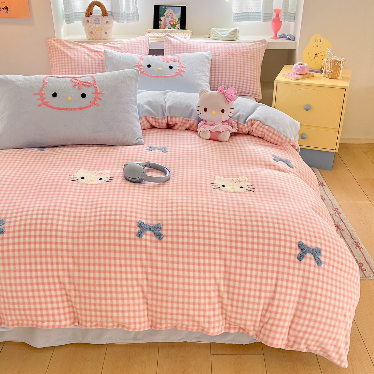 91家纺网 家纺一手货源 找家纺 金爱家 2025新款A类三丽鸥授权毛巾绣混搭少女加厚牛奶绒系列四件套 绒毛巾绣-蝴蝶结KT粉蓝