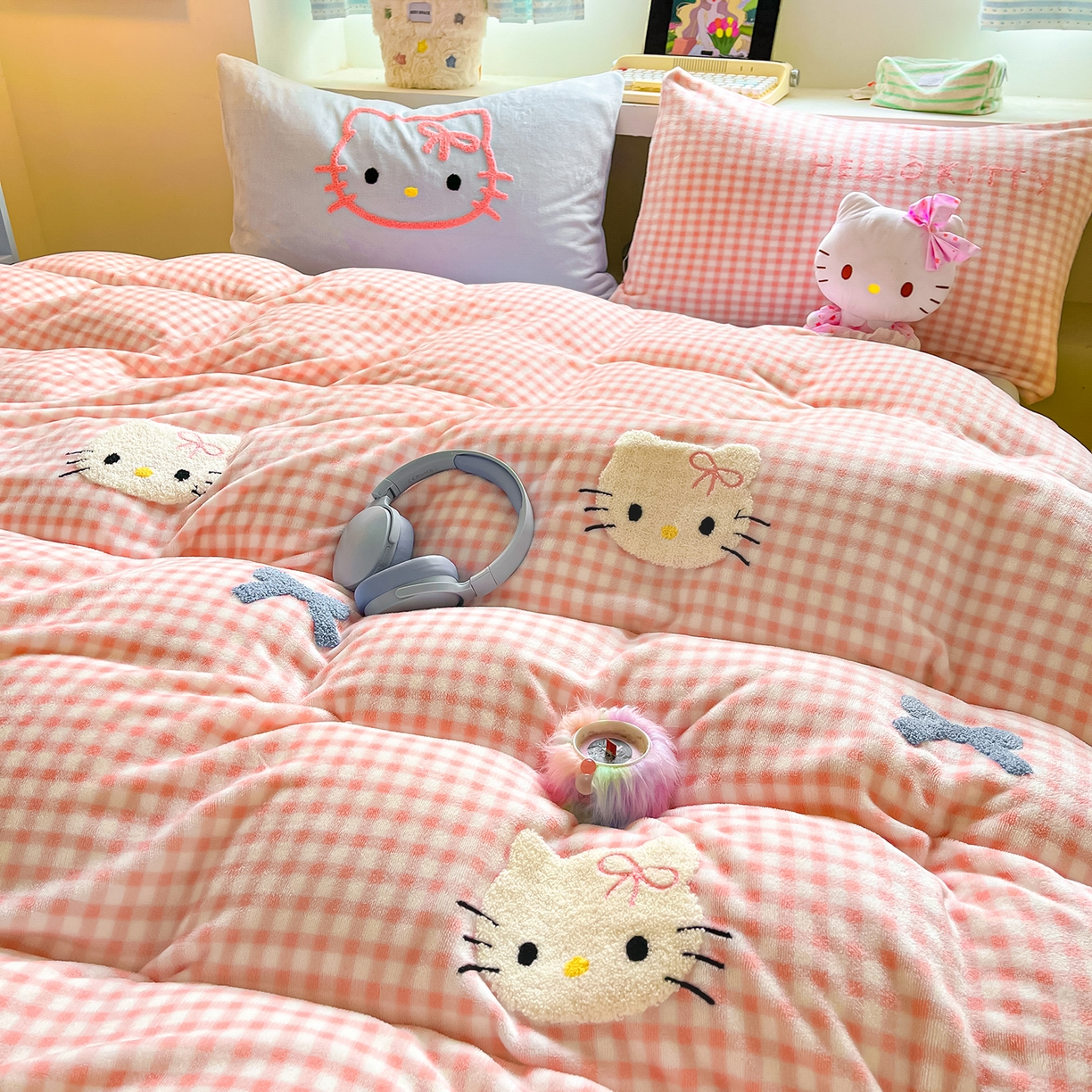 91家纺网 家纺一手货源 找家纺 金爱家 2025新款A类三丽鸥授权毛巾绣混搭少女加厚牛奶绒系列四件套 绒毛巾绣-蝴蝶结KT粉蓝