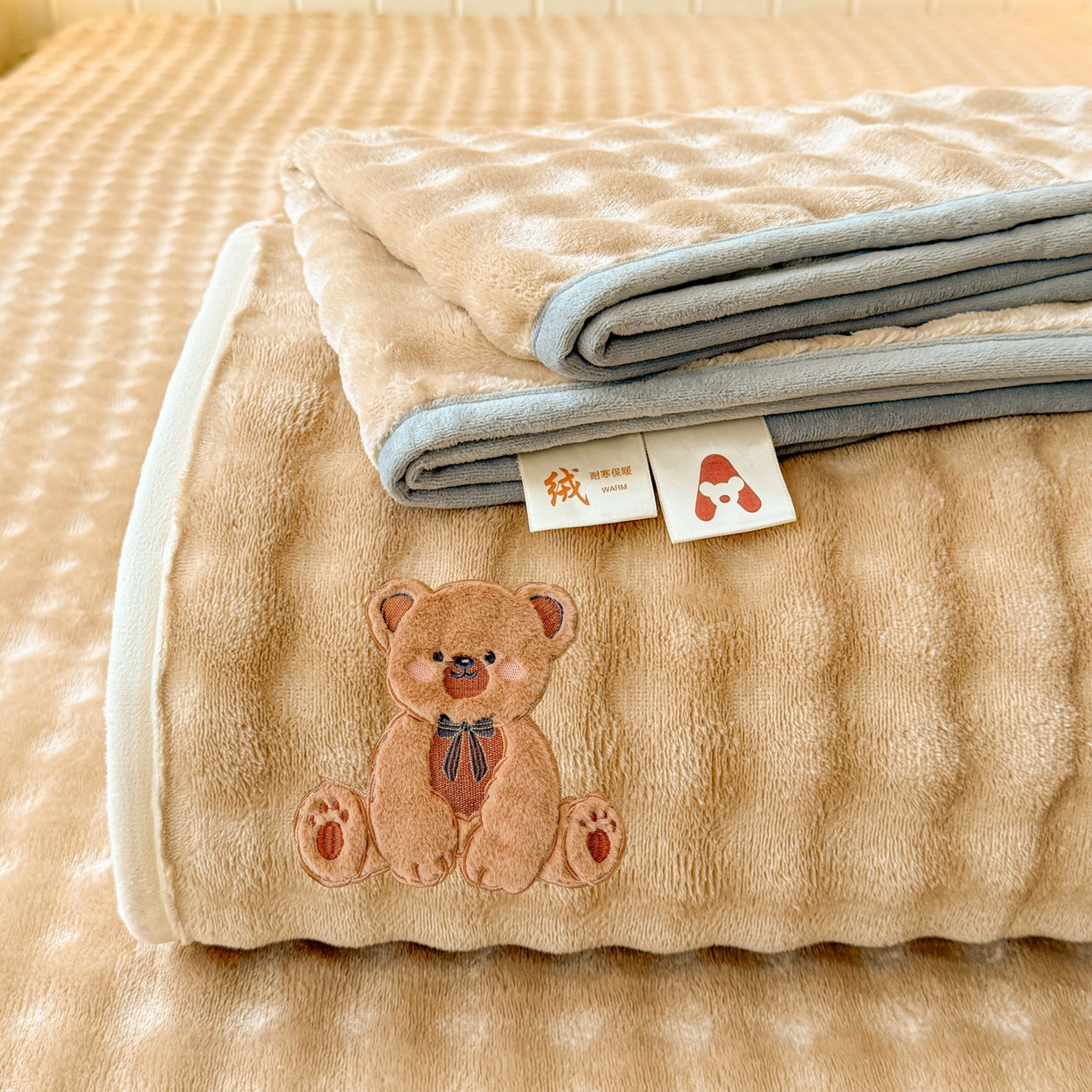 91家纺网 家纺一手货源 找家纺 爱思凯家纺 2025新款加厚泡泡绒纯色单品床单单件床单 松饼熊床单-卡其