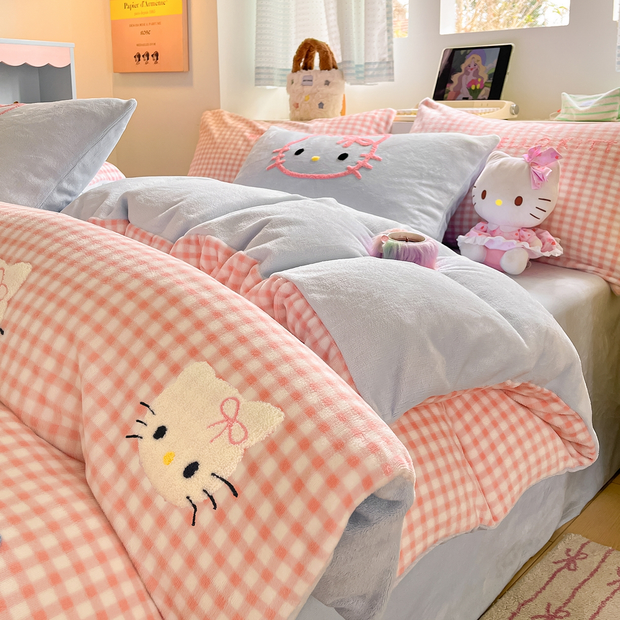 91家纺网 家纺一手货源 找家纺 金爱家 2025新款A类三丽鸥授权毛巾绣混搭少女加厚牛奶绒系列四件套 绒毛巾绣-蝴蝶结KT粉蓝