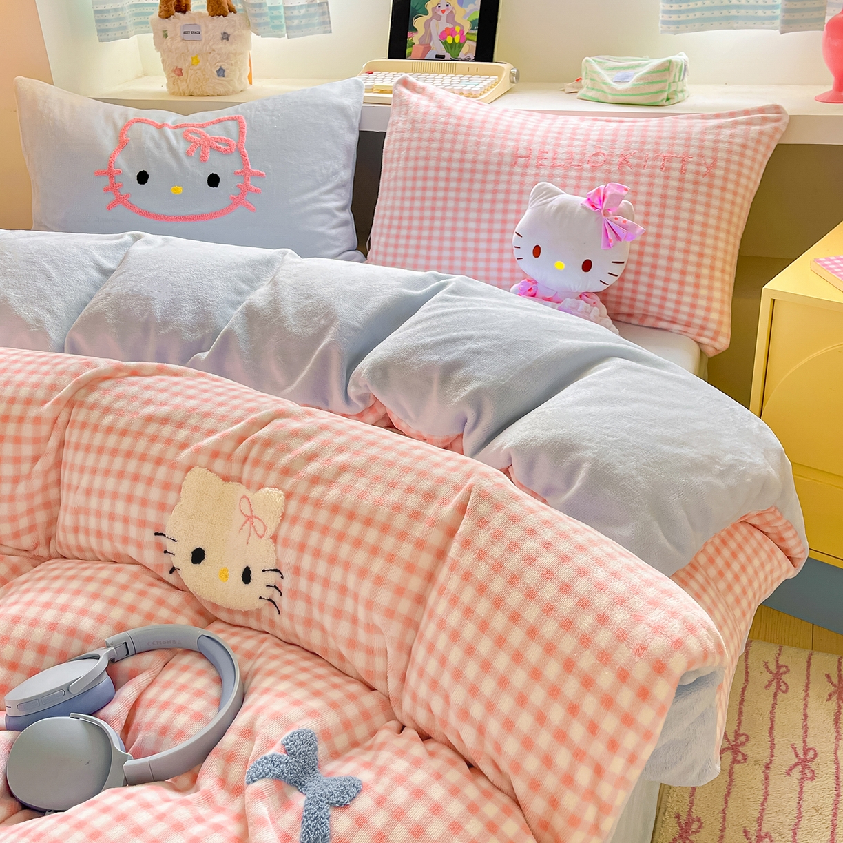 91家纺网 家纺一手货源 找家纺 金爱家 2025新款A类三丽鸥授权毛巾绣混搭少女加厚牛奶绒系列四件套 绒毛巾绣-蝴蝶结KT粉蓝