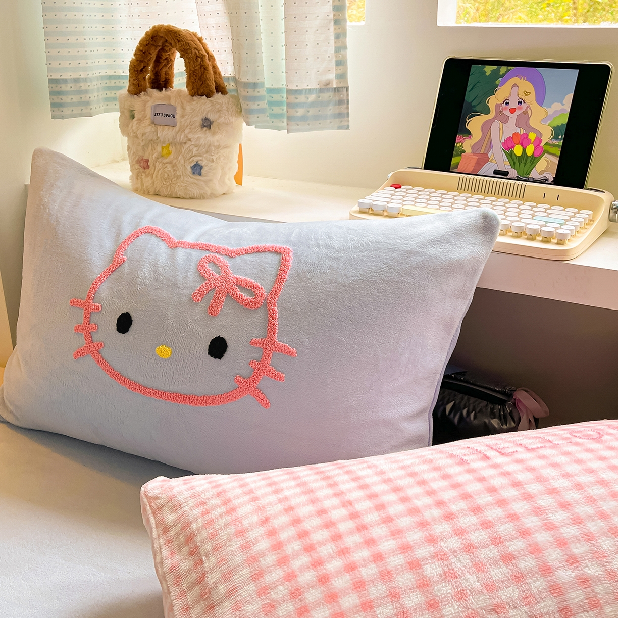 91家纺网 家纺一手货源 找家纺 金爱家 2025新款A类三丽鸥授权毛巾绣混搭少女加厚牛奶绒系列四件套 绒毛巾绣-蝴蝶结KT粉蓝