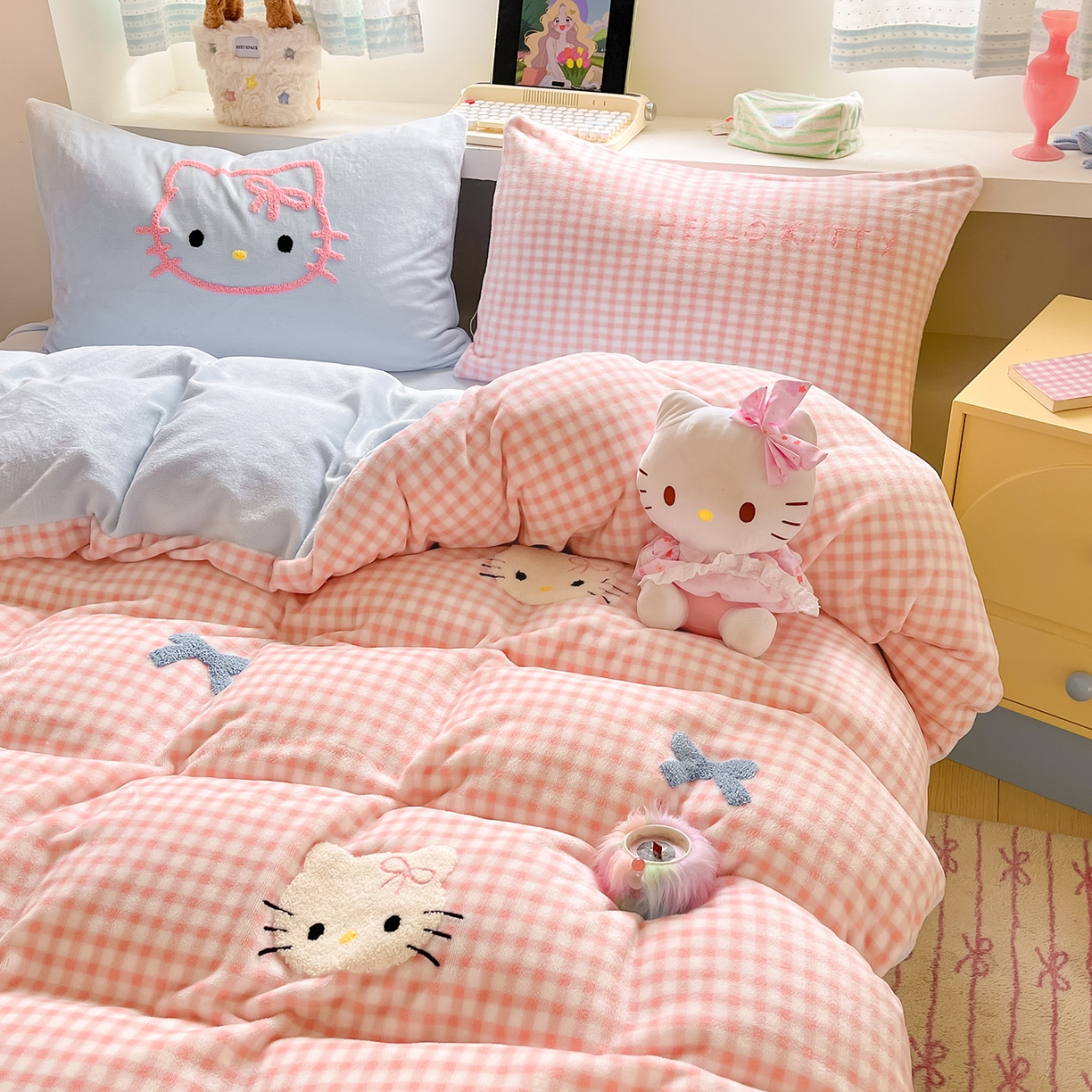 91家纺网 家纺一手货源 找家纺 金爱家 2025新款A类三丽鸥授权毛巾绣混搭少女加厚牛奶绒系列四件套 绒毛巾绣-蝴蝶结KT粉蓝