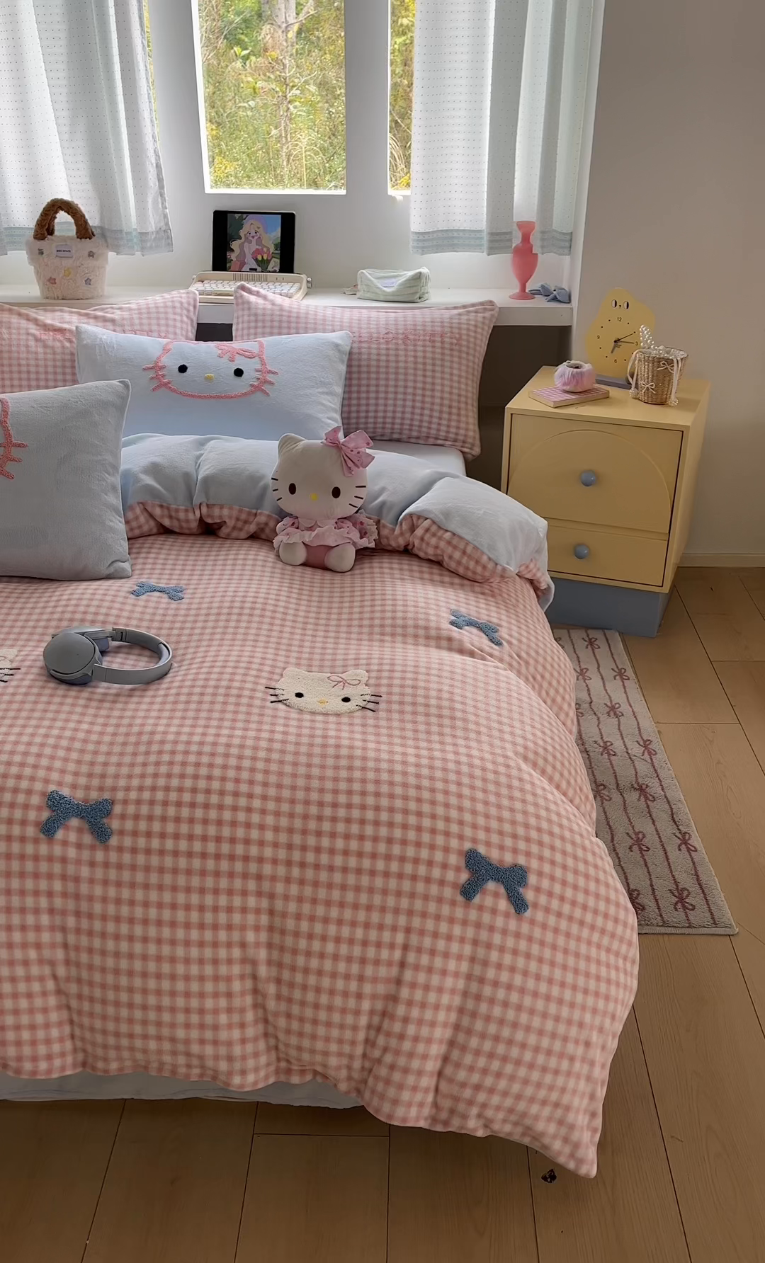 91家纺网 家纺一手货源 找家纺 金爱家 2025新款A类三丽鸥授权毛巾绣混搭少女加厚牛奶绒系列四件套 绒毛巾绣-蝴蝶结KT粉蓝