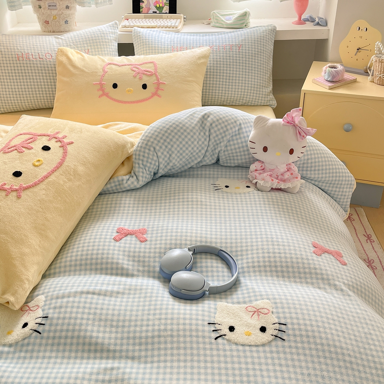 91家纺网 家纺一手货源 找家纺 金爱家 2025新款A类三丽鸥授权毛巾绣混搭少女加厚牛奶绒系列四件套 绒毛巾绣-蝴蝶结KT蓝黄