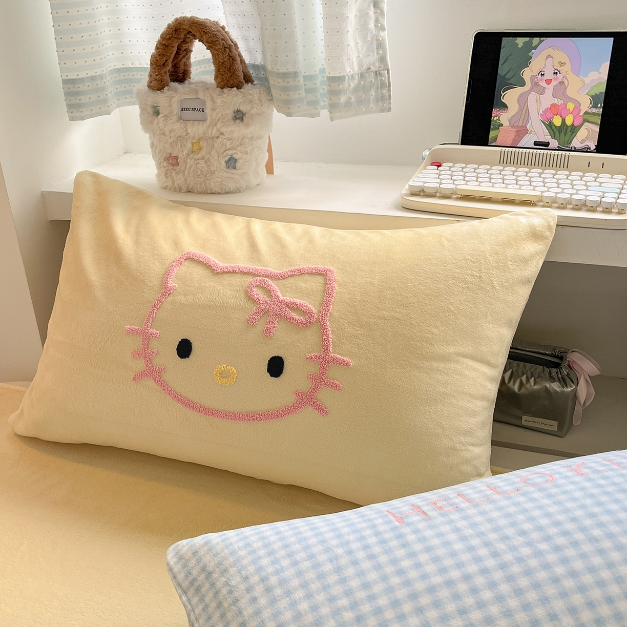 91家纺网 家纺一手货源 找家纺 金爱家 2025新款A类三丽鸥授权毛巾绣混搭少女加厚牛奶绒系列四件套 绒毛巾绣-蝴蝶结KT蓝黄