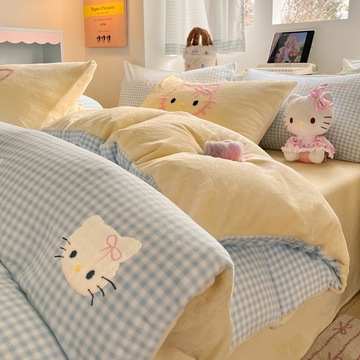 91家纺网 家纺一手货源 找家纺 金爱家 2025新款A类三丽鸥授权毛巾绣混搭少女加厚牛奶绒系列四件套 绒毛巾绣-蝴蝶结KT蓝黄