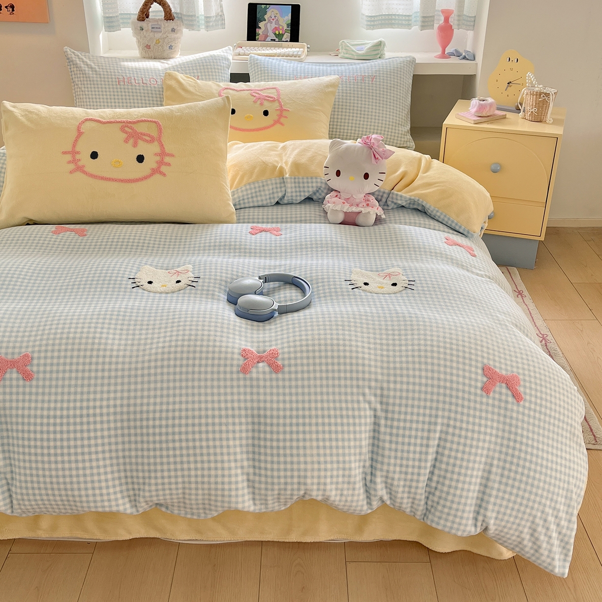 91家纺网 家纺一手货源 找家纺 金爱家 2025新款A类三丽鸥授权毛巾绣混搭少女加厚牛奶绒系列四件套 绒毛巾绣-蝴蝶结KT蓝黄