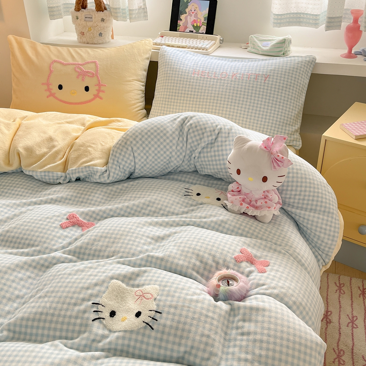 91家纺网 家纺一手货源 找家纺 金爱家 2025新款A类三丽鸥授权毛巾绣混搭少女加厚牛奶绒系列四件套 绒毛巾绣-蝴蝶结KT蓝黄