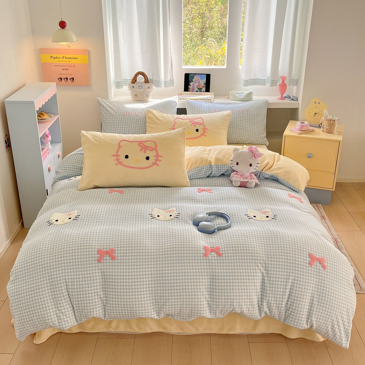 91家纺网 家纺一手货源 找家纺 金爱家 2025新款A类三丽鸥授权毛巾绣混搭少女加厚牛奶绒系列四件套 绒毛巾绣-蝴蝶结KT蓝黄