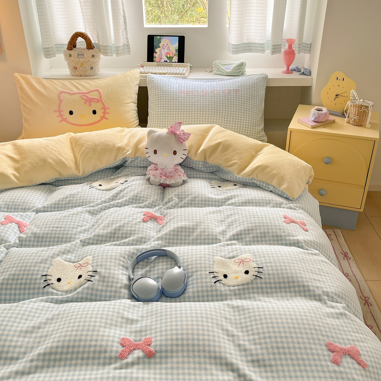 91家纺网 家纺一手货源 找家纺 金爱家 2025新款A类三丽鸥授权毛巾绣混搭少女加厚牛奶绒系列四件套 绒毛巾绣-蝴蝶结KT蓝黄