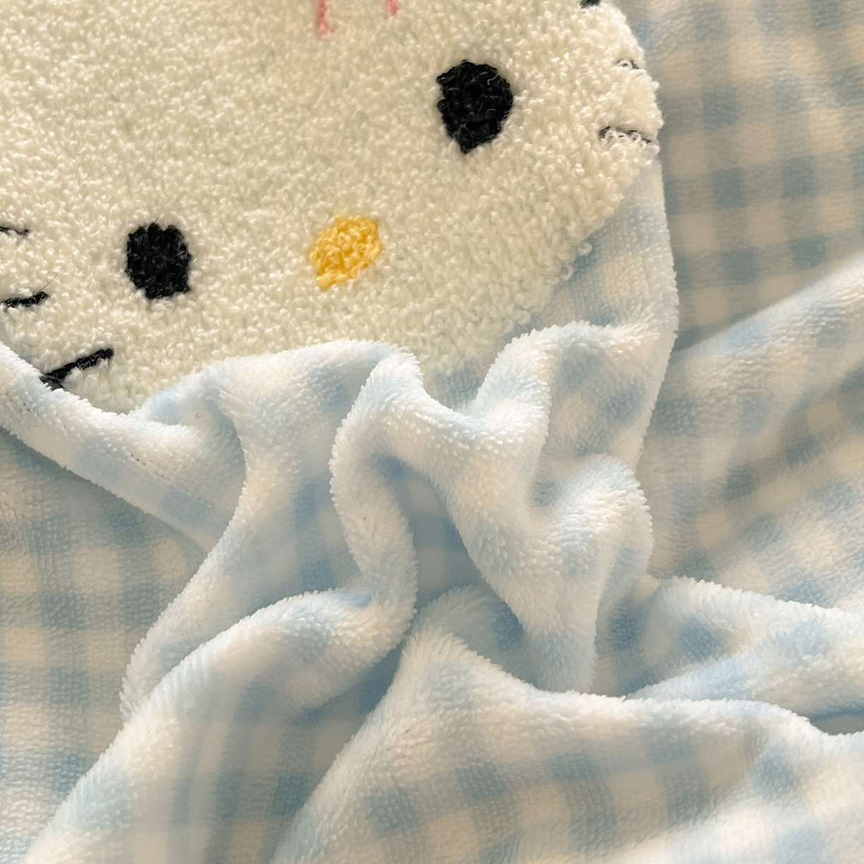 91家纺网 家纺一手货源 找家纺 金爱家 2025新款A类三丽鸥授权毛巾绣混搭少女加厚牛奶绒系列四件套 绒毛巾绣-蝴蝶结KT蓝黄