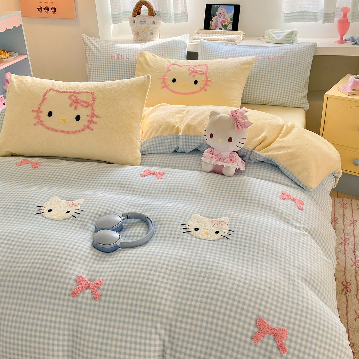 91家纺网 家纺一手货源 找家纺 金爱家 2025新款A类三丽鸥授权毛巾绣混搭少女加厚牛奶绒系列四件套 绒毛巾绣-蝴蝶结KT蓝黄