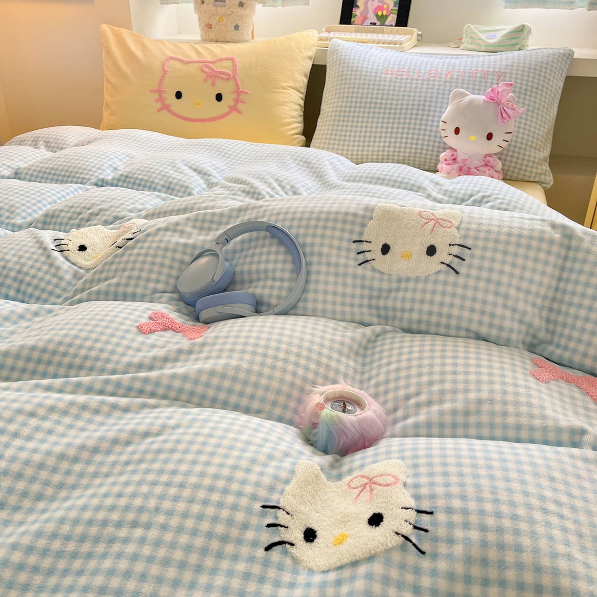 91家纺网 家纺一手货源 找家纺 金爱家 2025新款A类三丽鸥授权毛巾绣混搭少女加厚牛奶绒系列四件套 绒毛巾绣-蝴蝶结KT蓝黄