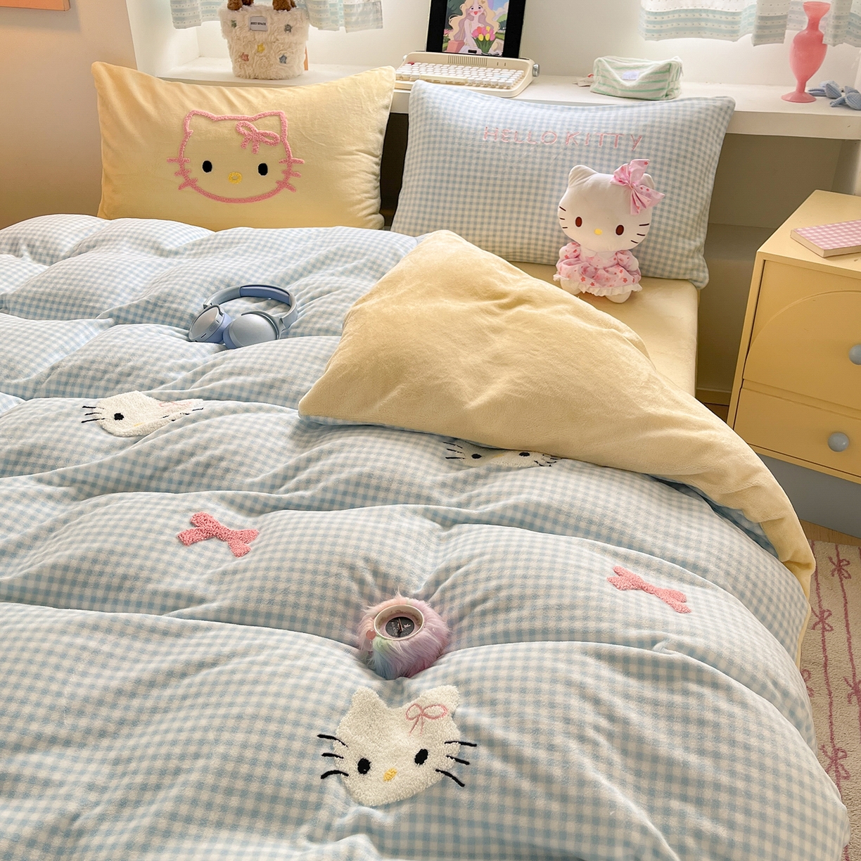 91家纺网 家纺一手货源 找家纺 金爱家 2025新款A类三丽鸥授权毛巾绣混搭少女加厚牛奶绒系列四件套 绒毛巾绣-蝴蝶结KT蓝黄