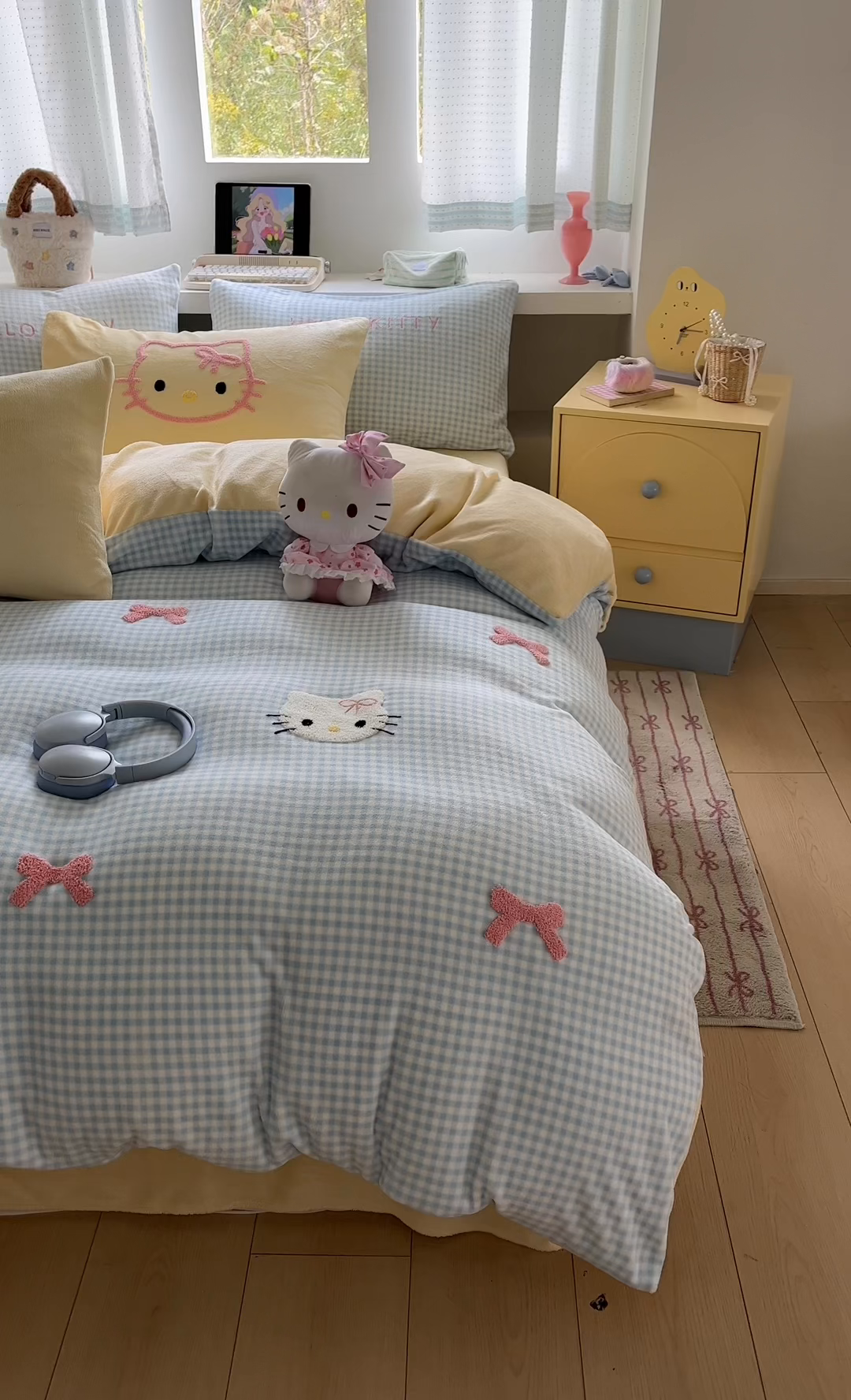 91家纺网 家纺一手货源 找家纺 金爱家 2025新款A类三丽鸥授权毛巾绣混搭少女加厚牛奶绒系列四件套 绒毛巾绣-蝴蝶结KT蓝黄