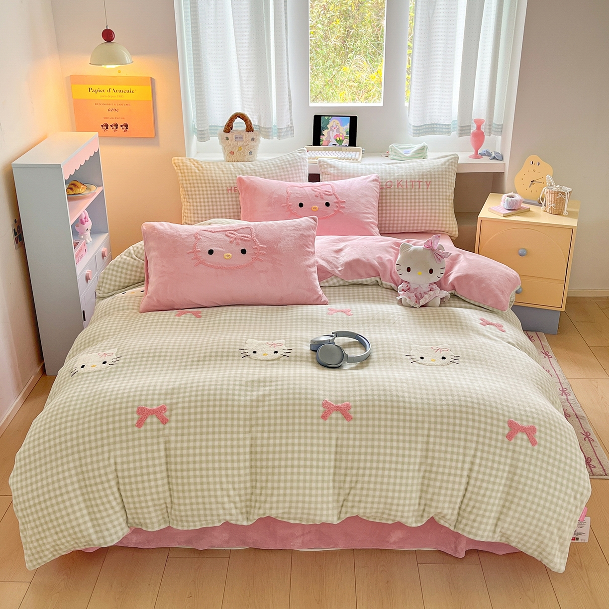 91家纺网 家纺一手货源 找家纺 金爱家 2025新款A类三丽鸥授权毛巾绣混搭少女加厚牛奶绒系列四件套 绒毛巾绣-蝴蝶结KT绿粉