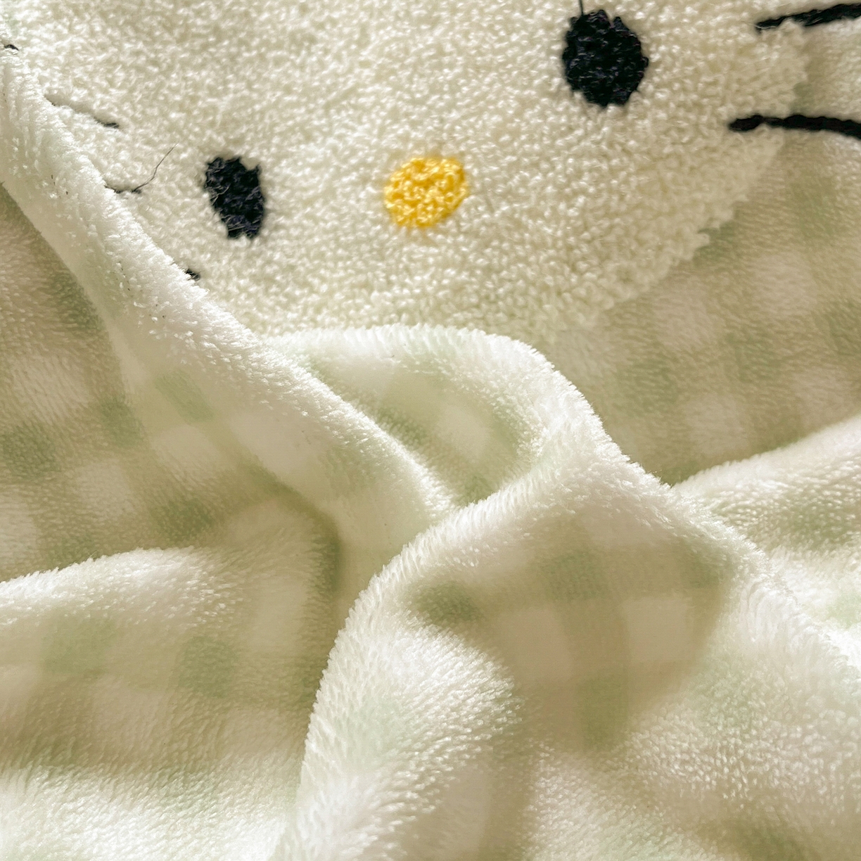 91家纺网 家纺一手货源 找家纺 金爱家 2025新款A类三丽鸥授权毛巾绣混搭少女加厚牛奶绒系列四件套 绒毛巾绣-蝴蝶结KT绿粉