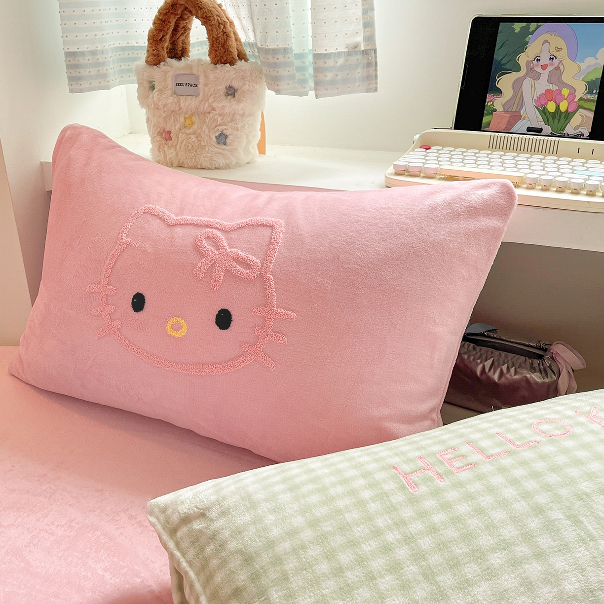 91家纺网 家纺一手货源 找家纺 金爱家 2025新款A类三丽鸥授权毛巾绣混搭少女加厚牛奶绒系列四件套 绒毛巾绣-蝴蝶结KT绿粉