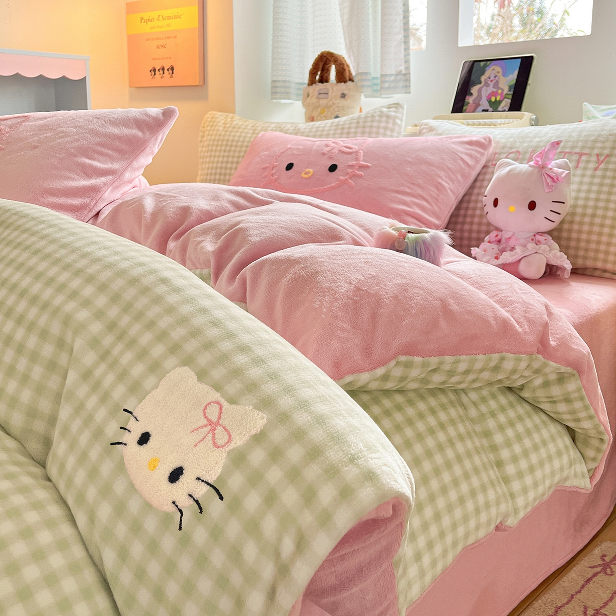 91家纺网 家纺一手货源 找家纺 金爱家 2025新款A类三丽鸥授权毛巾绣混搭少女加厚牛奶绒系列四件套 绒毛巾绣-蝴蝶结KT绿粉