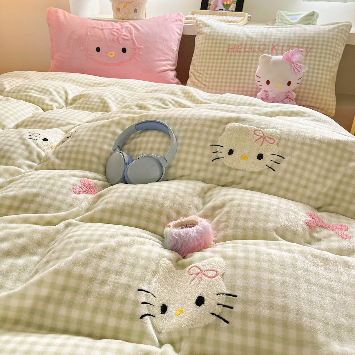 91家纺网 家纺一手货源 找家纺 金爱家 2025新款A类三丽鸥授权毛巾绣混搭少女加厚牛奶绒系列四件套 绒毛巾绣-蝴蝶结KT绿粉