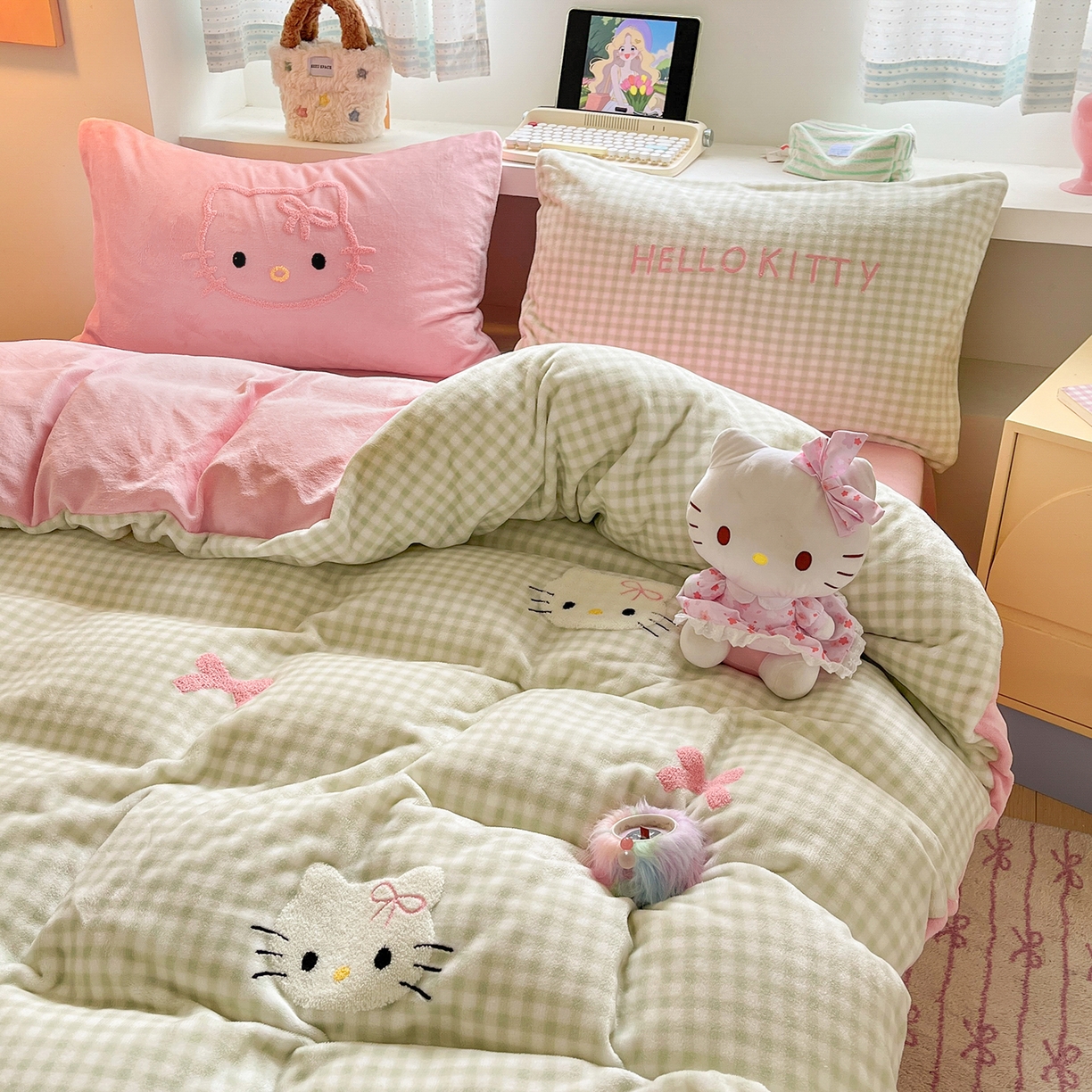 91家纺网 家纺一手货源 找家纺 金爱家 2025新款A类三丽鸥授权毛巾绣混搭少女加厚牛奶绒系列四件套 绒毛巾绣-蝴蝶结KT绿粉