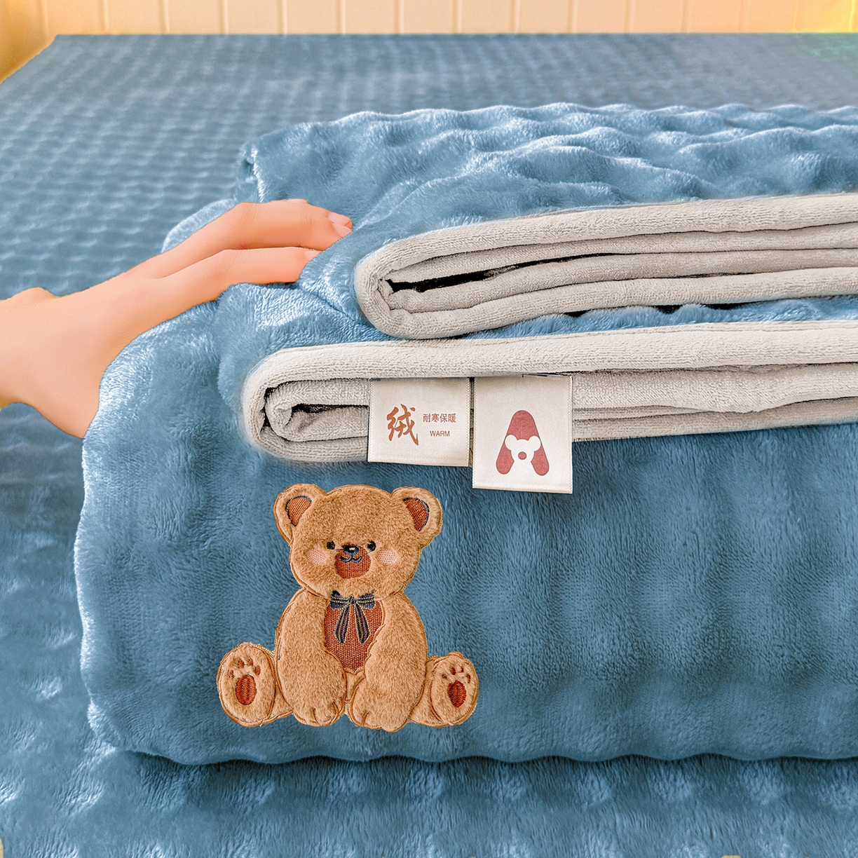 91家纺网 家纺一手货源 找家纺 爱思凯家纺 2025新款加厚泡泡绒纯色单品床单单件床单 松饼熊床单-蓝灰