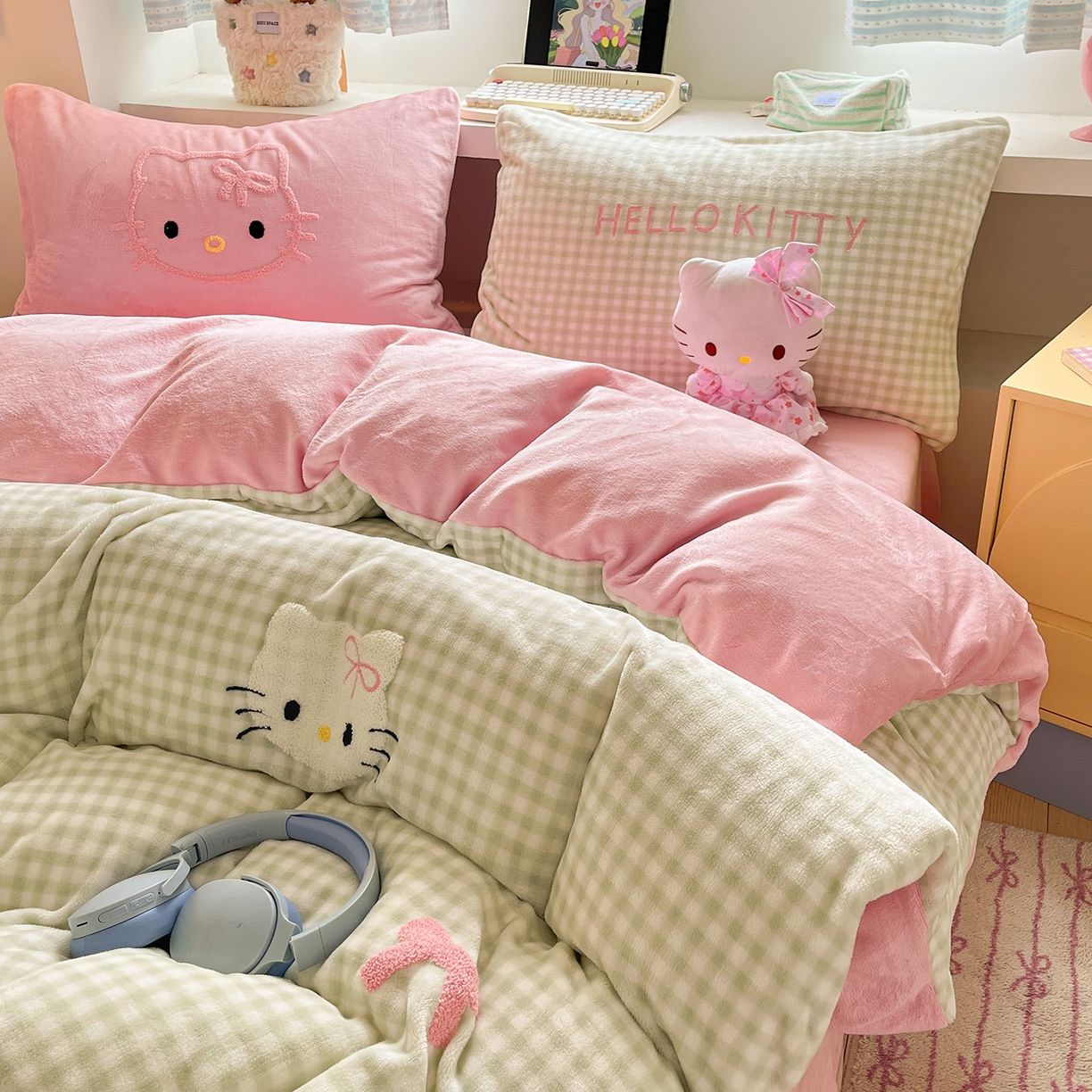 91家纺网 家纺一手货源 找家纺 金爱家 2025新款A类三丽鸥授权毛巾绣混搭少女加厚牛奶绒系列四件套 绒毛巾绣-蝴蝶结KT绿粉